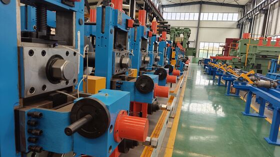 آلة تشكيل أنابيب الفولاذ الكربوني ذات التردد العالي HF ERW Tube Mill Line