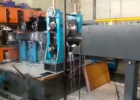 طاحونة أنابيب الفولاذ المربعة المطاومة بالخياطة المستقيمة 0.8-4mm سمك